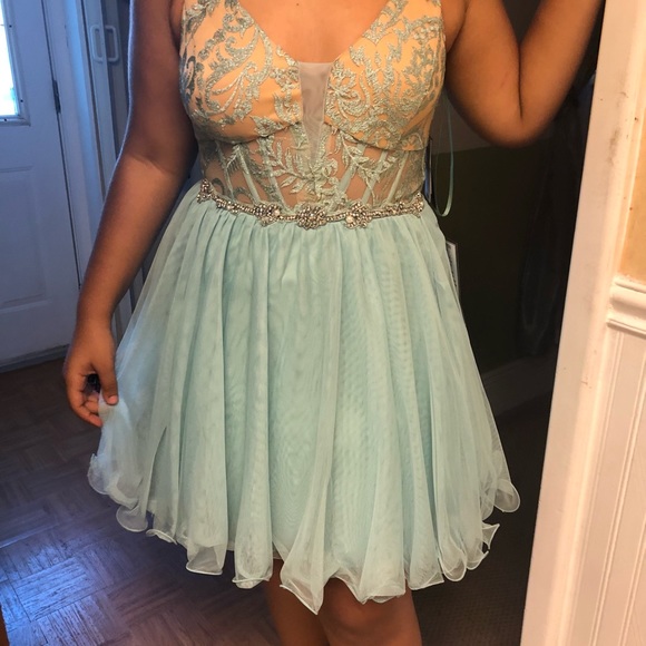 Beautiful formal dress. Size 15 junior - Picture 3 of 4